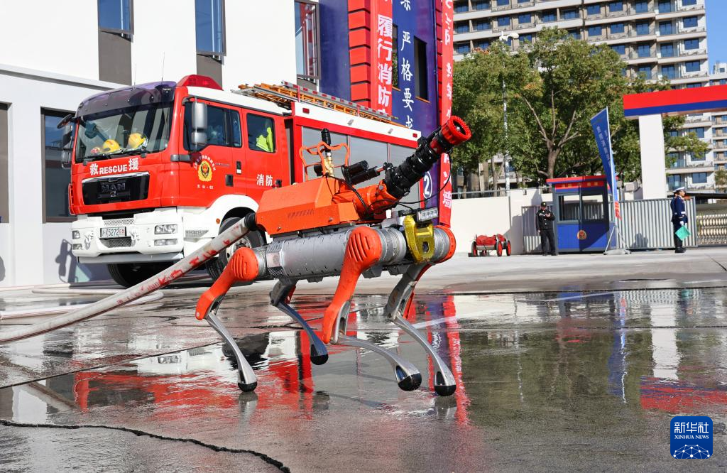 上海举行消防安全月宣传活动