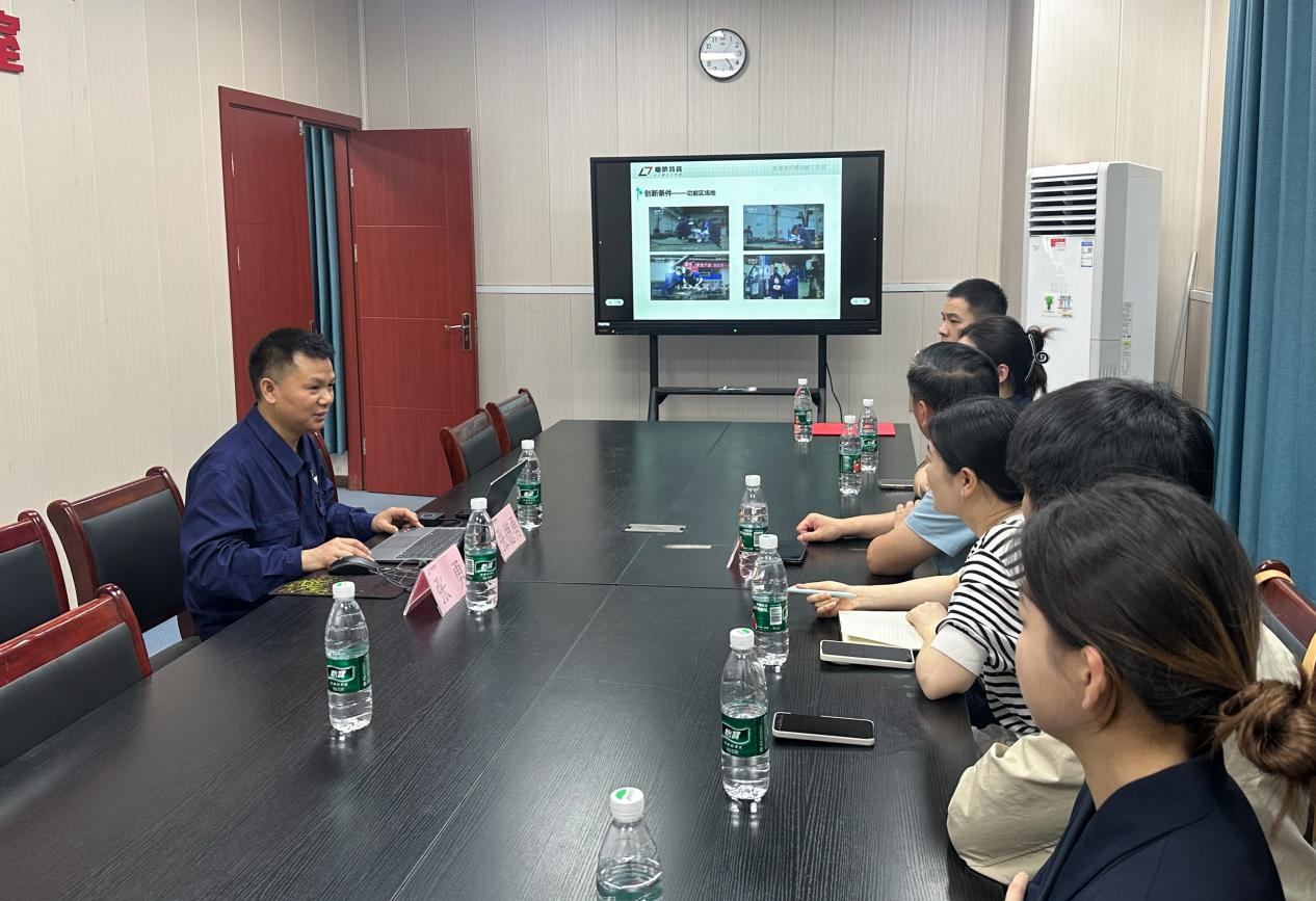 荣誉解码 向新而行|从边境风沙到金奖舞台:他们掀起固定翼无人机“刹车革命” 荣誉解码 向新而行|从边境风沙到金奖舞台:他们掀起固定翼无人机“刹车革命”