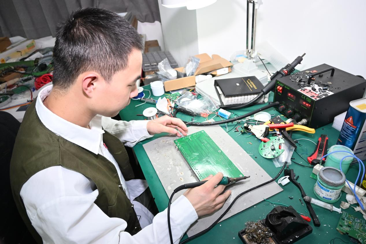 荣誉解码 向新而行|从边境风沙到金奖舞台:他们掀起固定翼无人机“刹车革命” 荣誉解码 向新而行|从边境风沙到金奖舞台:他们掀起固定翼无人机“刹车革命”