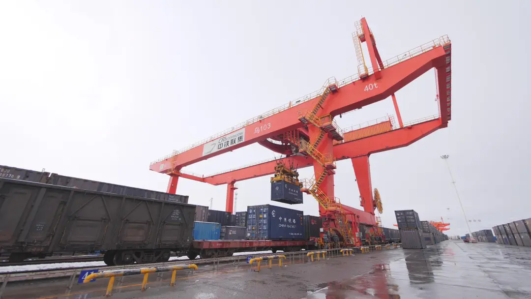 新疆网红牛奶“坐着”快递电商班列赶大集