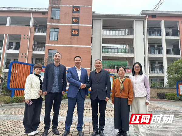 公益乡村慰问走进花明楼 拍摄红色之地看望当地乡亲 图片1.png