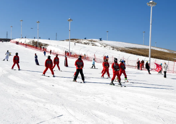 2025年乌兰察布第三届“冰雪之恋”旅游季启幕