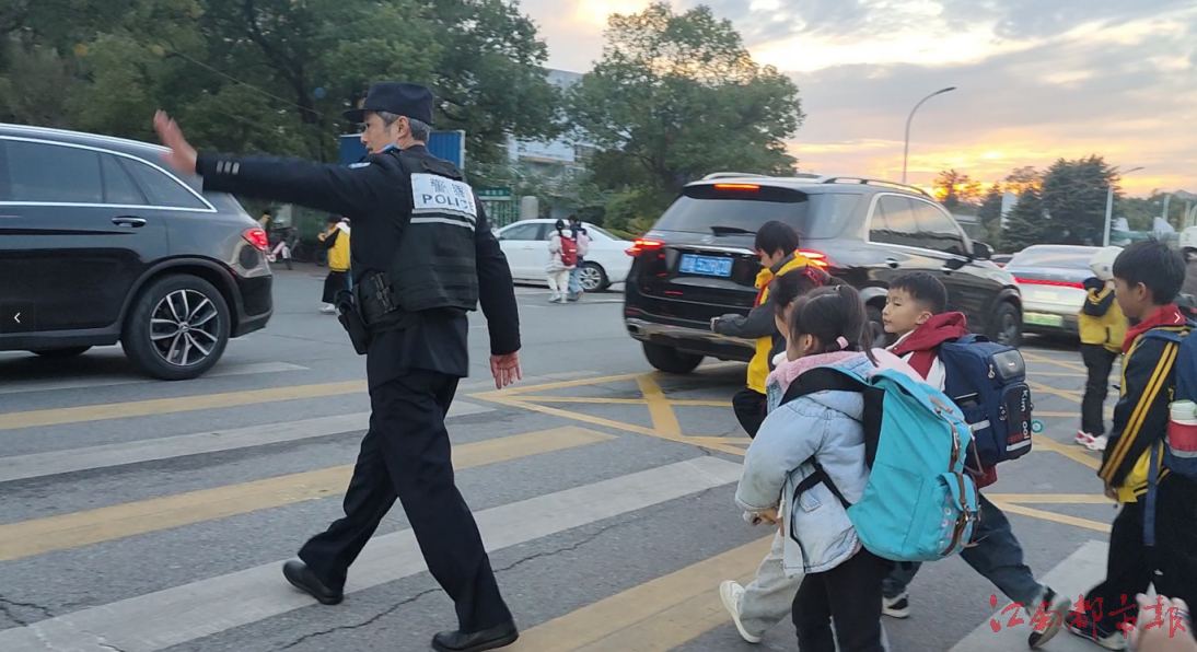 从副所长到社区民警 江西翁红华成了居民的“亲人”