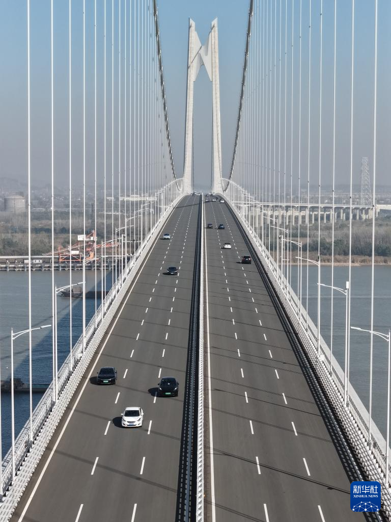 南京新生圩长江大桥建成通车