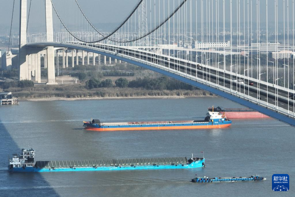南京新生圩长江大桥建成通车