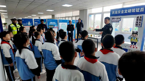 西安经开交管“暖冬护行” 织密交通安全防护网 西安经开交管“暖冬护行” 织密交通安全防护网