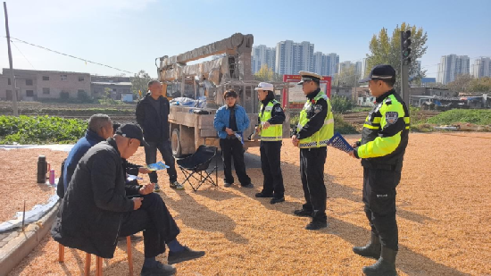 西安经开交管“暖冬护行” 织密交通安全防护网 西安经开交管“暖冬护行” 织密交通安全防护网