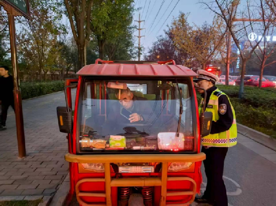 西安经开交管“暖冬护行” 织密交通安全防护网 西安经开交管“暖冬护行” 织密交通安全防护网