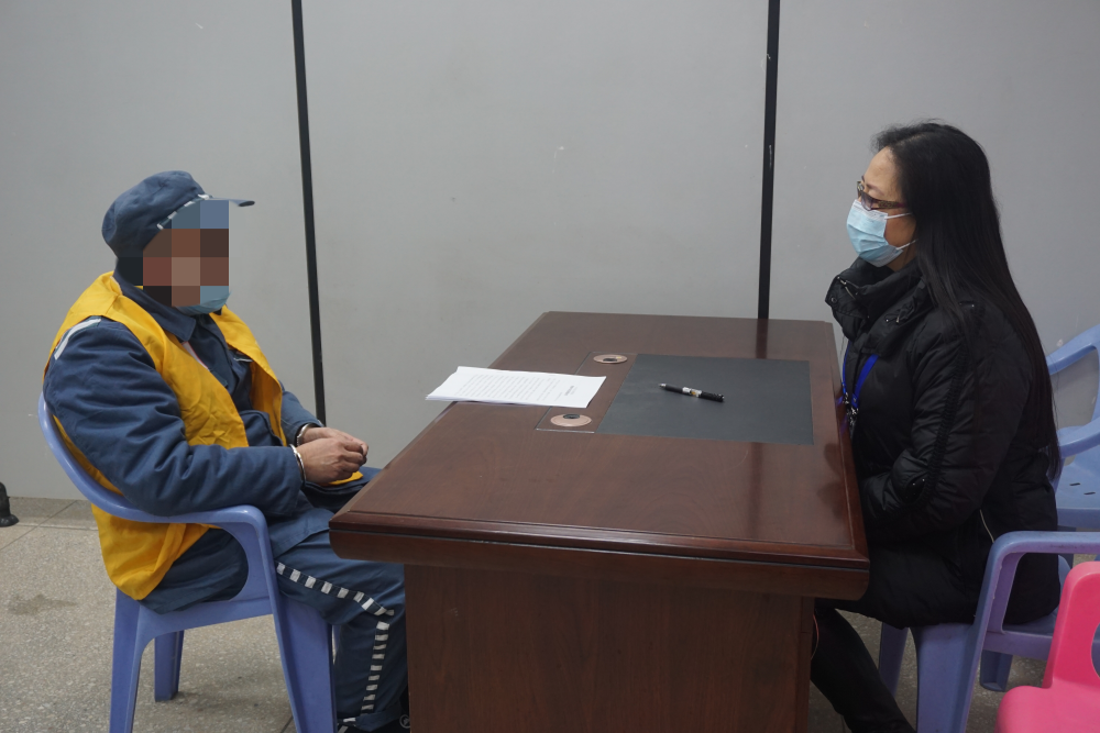 检察日报 | 心理疏导为化解矛盾暖心补位 心理咨询师为左某进行心理疏导.png