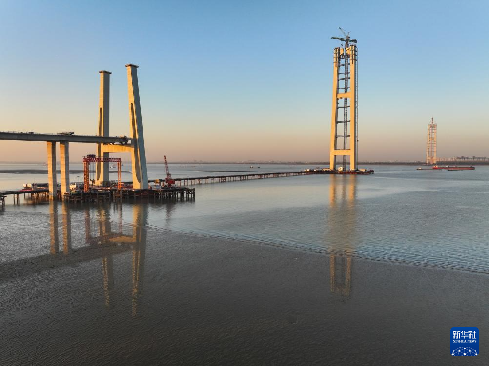 张靖皋长江大桥南航道桥主塔封顶