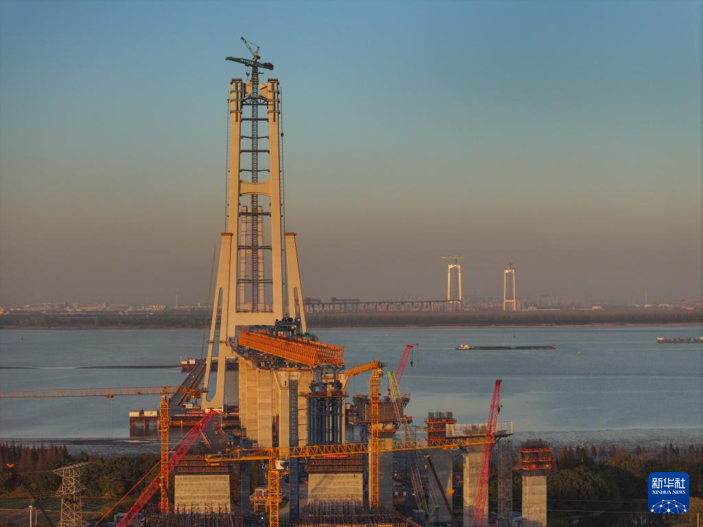 张靖皋长江大桥南航道桥主塔封顶