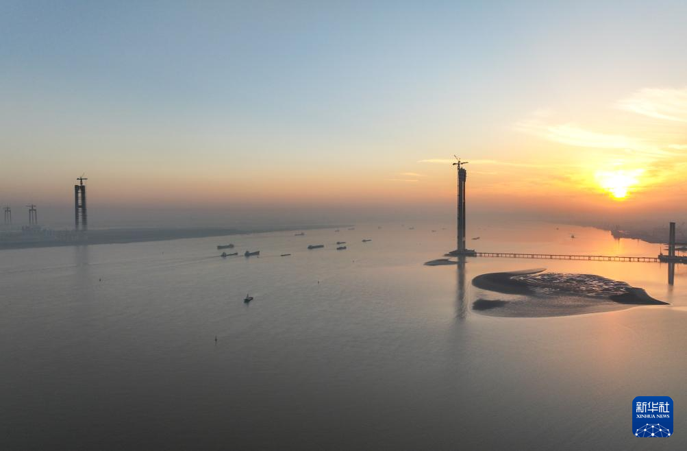 张靖皋长江大桥南航道桥主塔封顶