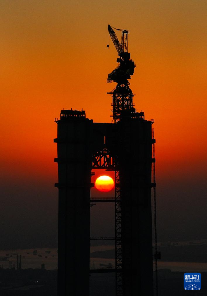 张靖皋长江大桥南航道桥主塔封顶