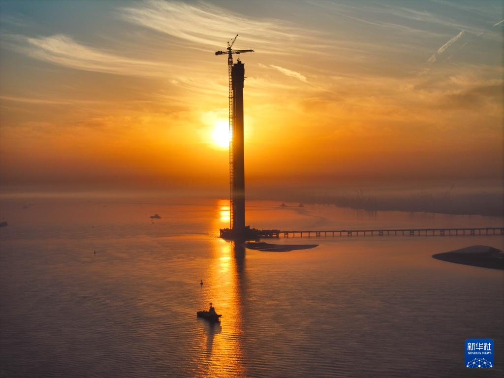 张靖皋长江大桥南航道桥主塔封顶