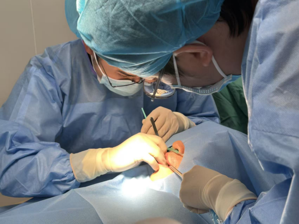 重医附属口腔医院U城门诊部多学科协作 成功为自闭症患者实施种植牙手术