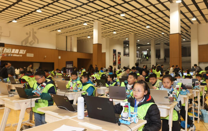 重庆市第六届中小学人工智能与编程教育展评活动决赛举行