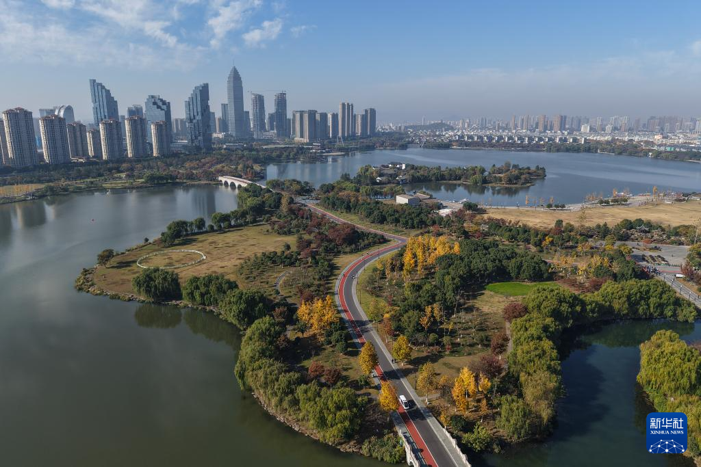 浙江绍兴：湖泊公园引客来