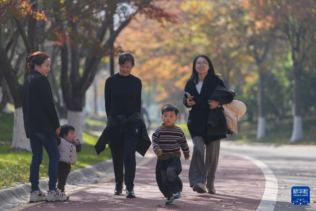 浙江绍兴：湖泊公园引客来