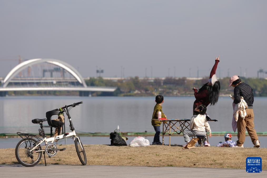 浙江绍兴：湖泊公园引客来