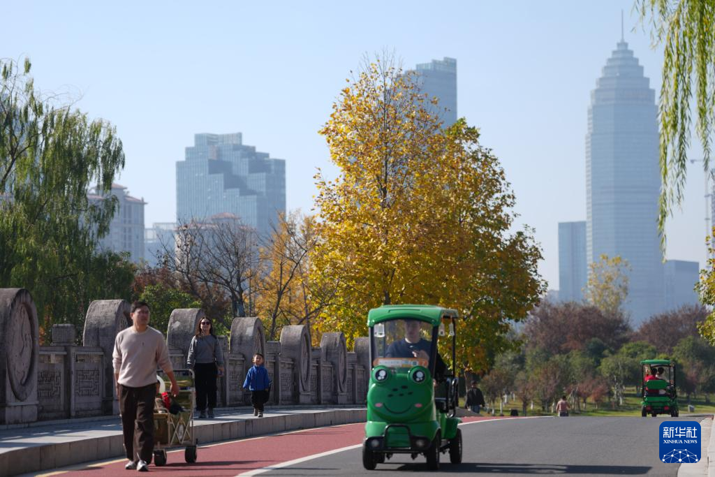 浙江绍兴：湖泊公园引客来