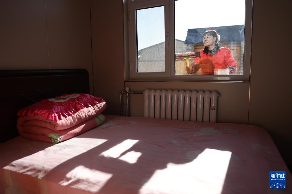 甘肃榆中受灾群众陆续搬进新居