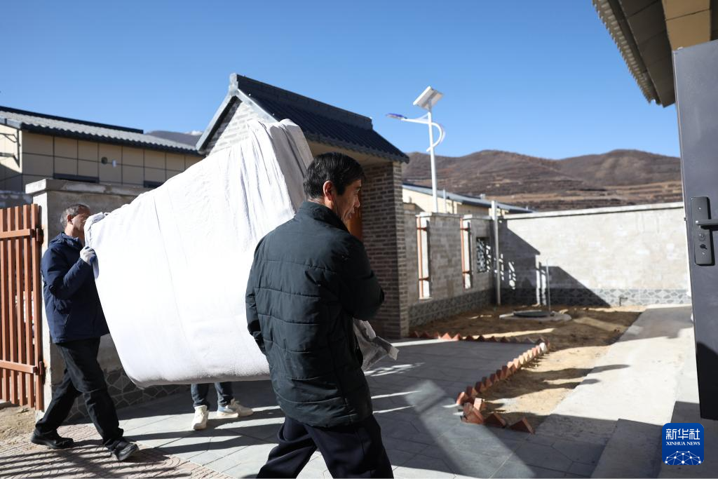 甘肃榆中受灾群众陆续搬进新居