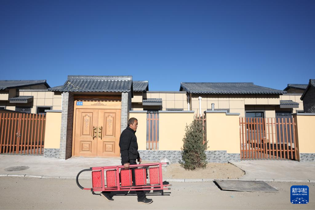 甘肃榆中受灾群众陆续搬进新居