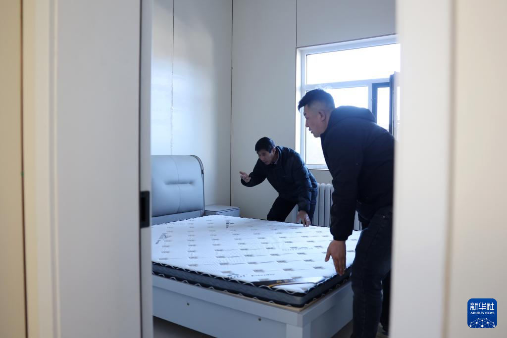 甘肃榆中受灾群众陆续搬进新居