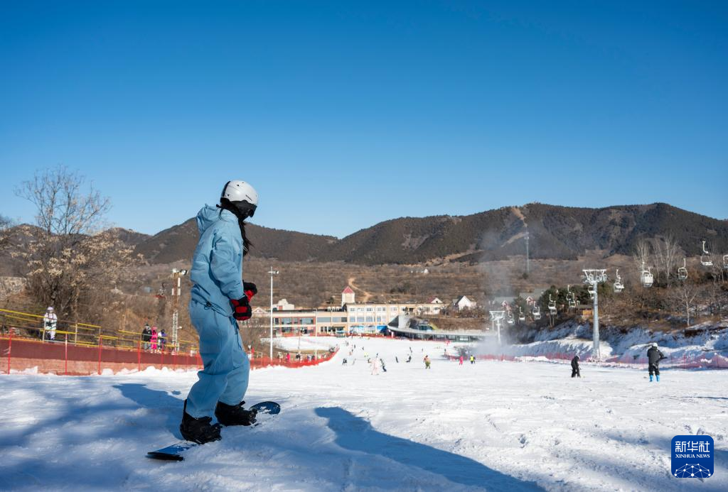 天津：燕山脚下 冰雪经济持续升温