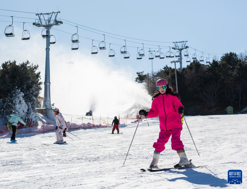 天津：燕山脚下 冰雪经济持续升温