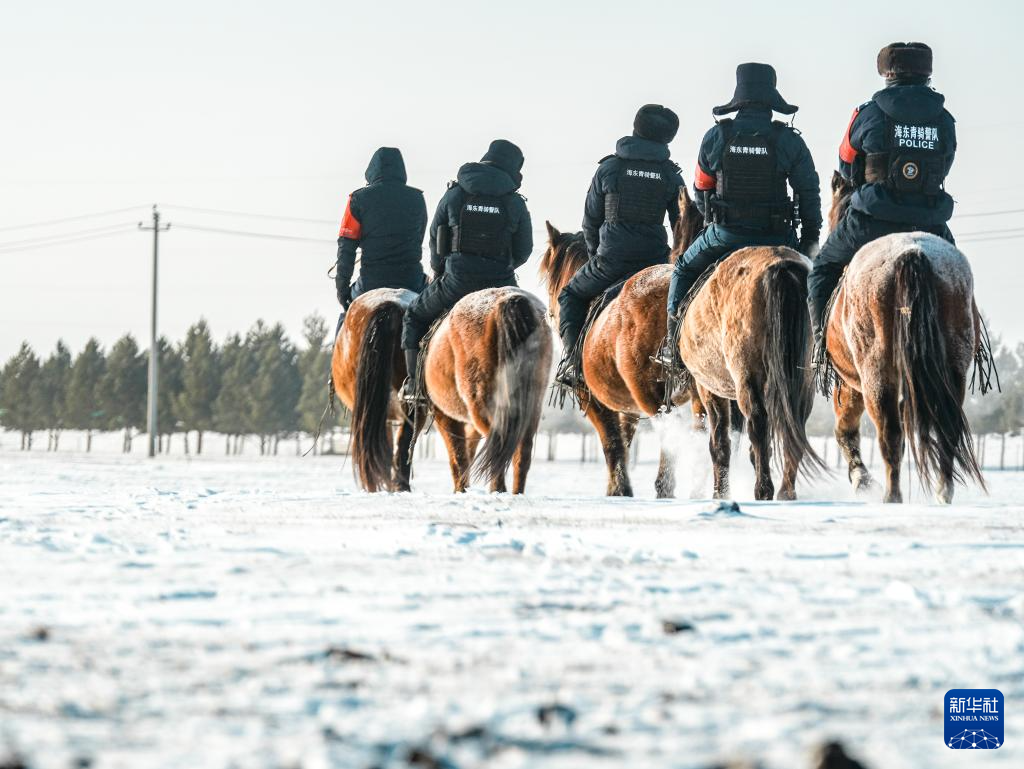 内蒙古呼伦贝尔：雪原上的骑警队