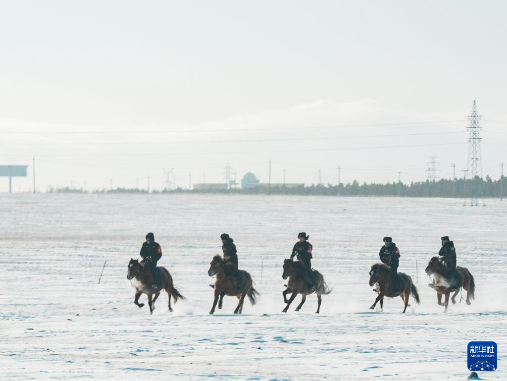 内蒙古呼伦贝尔：雪原上的骑警队