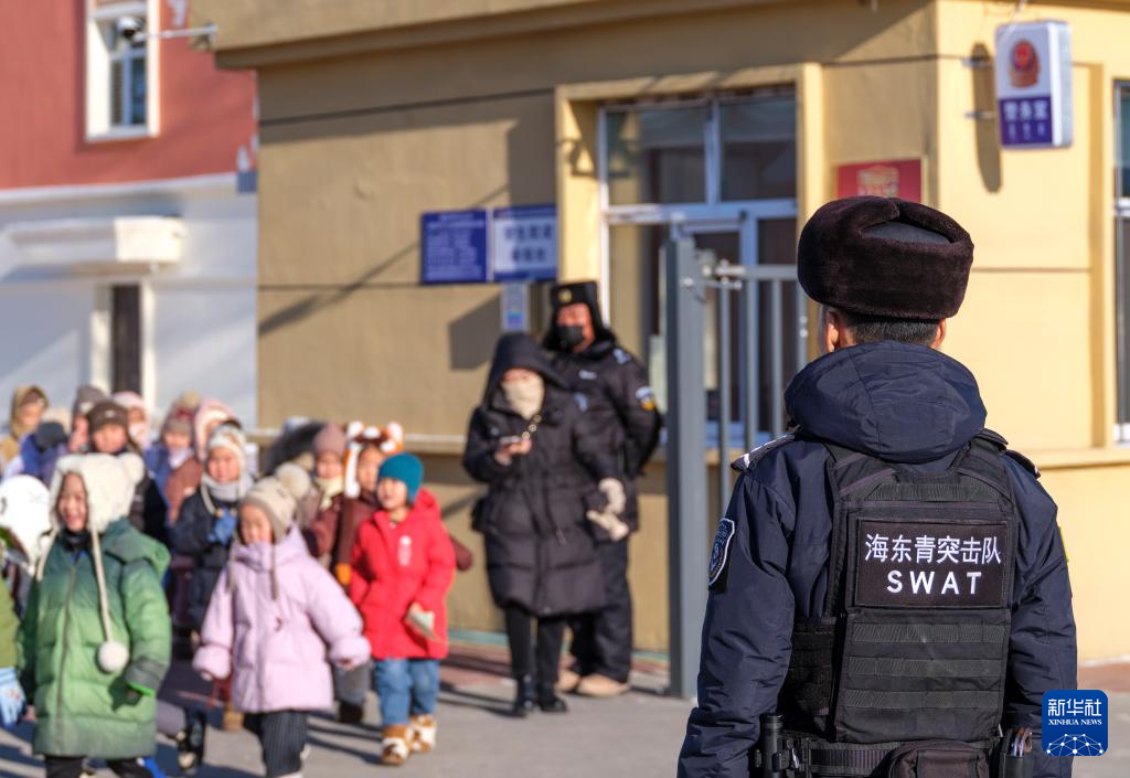 内蒙古呼伦贝尔：雪原上的骑警队