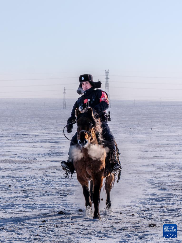 内蒙古呼伦贝尔：雪原上的骑警队
