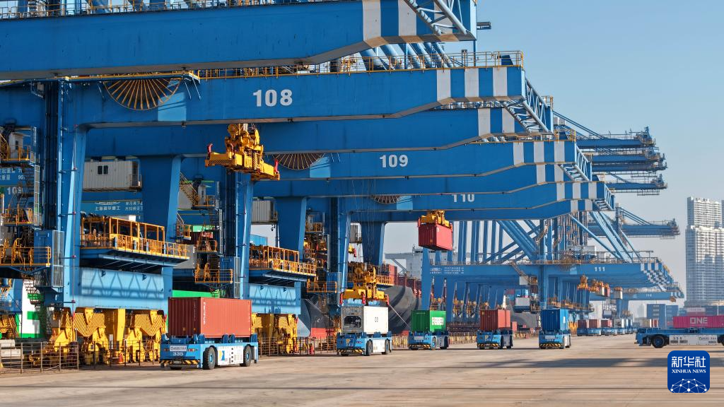 山东青岛：巨轮频靠作业忙