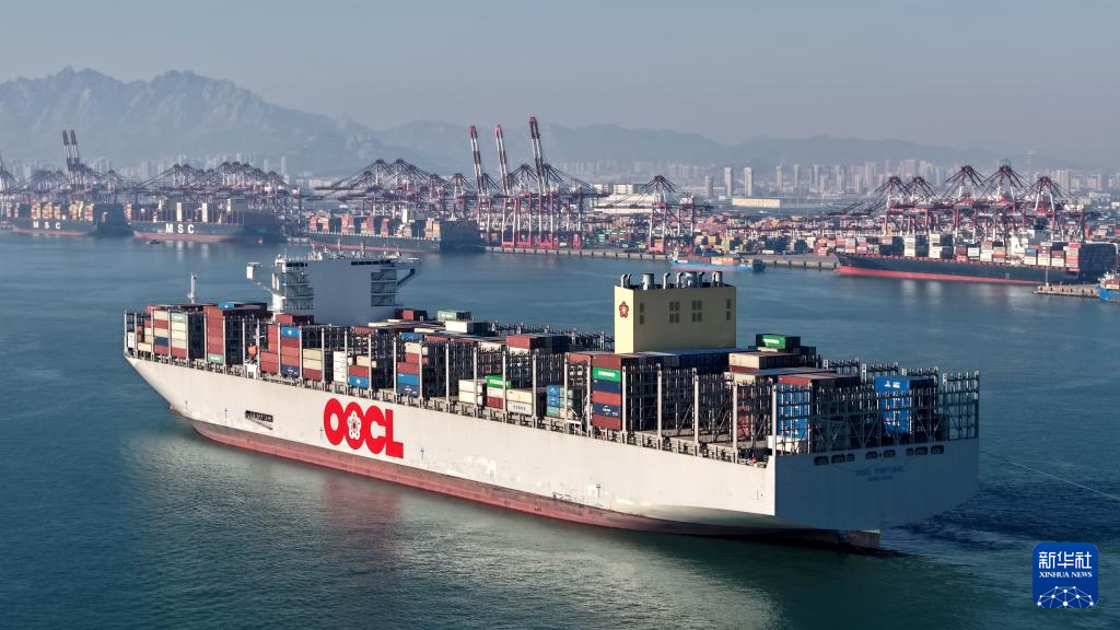 山东青岛：巨轮频靠作业忙