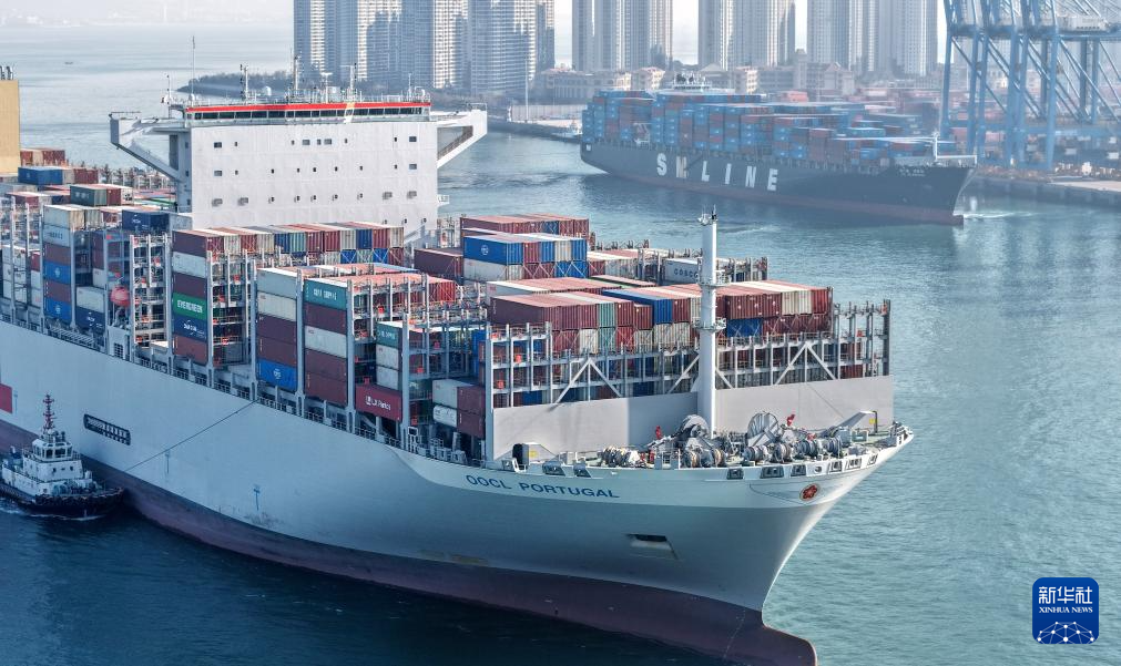 山东青岛：巨轮频靠作业忙