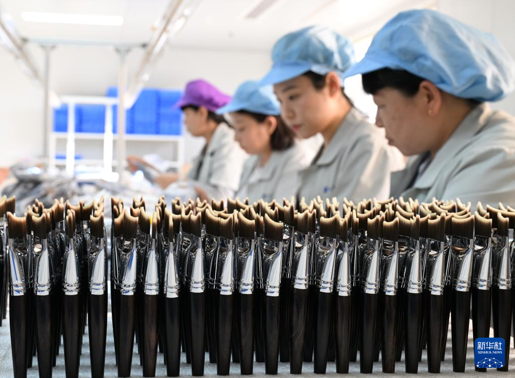 河北青县：化妆刷“刷”出30亿级“美丽经济”