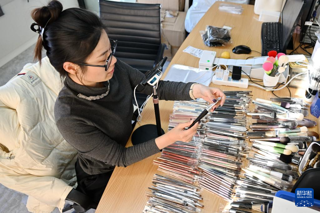 河北青县：化妆刷“刷”出30亿级“美丽经济”