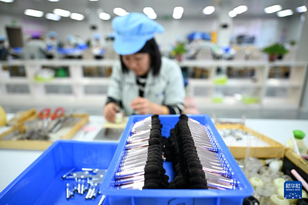 河北青县：化妆刷“刷”出30亿级“美丽经济”