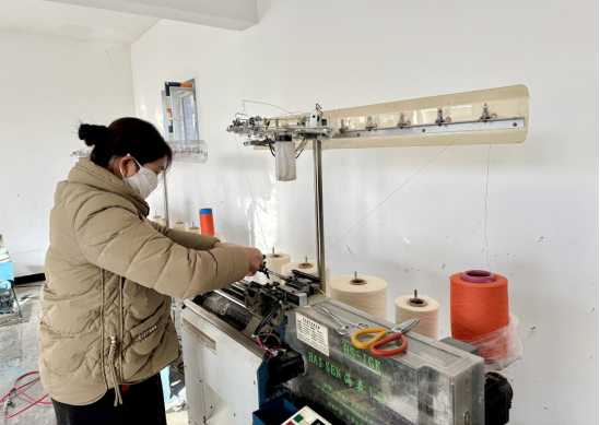 同意闲置校舍“变身”增收车间！鄂托克旗深井村：指尖织出致富“金手套”