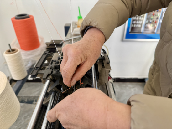 同意闲置校舍“变身”增收车间！鄂托克旗深井村：指尖织出致富“金手套”