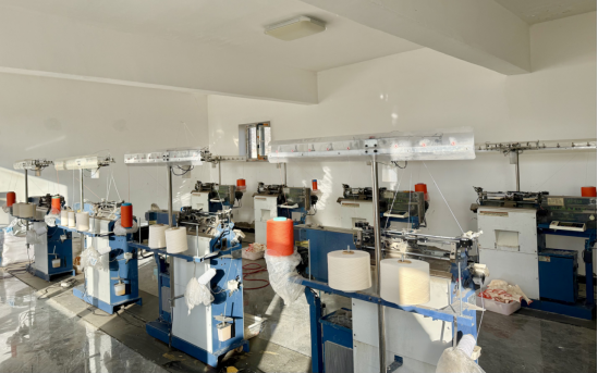 同意闲置校舍“变身”增收车间！鄂托克旗深井村：指尖织出致富“金手套”