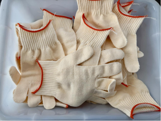 同意闲置校舍“变身”增收车间！鄂托克旗深井村：指尖织出致富“金手套”