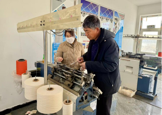 同意闲置校舍“变身”增收车间！鄂托克旗深井村：指尖织出致富“金手套”