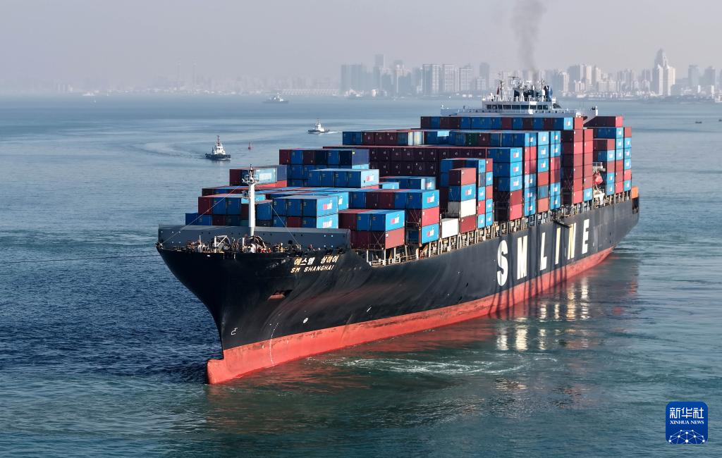 山东港口青岛港:巨轮频靠作业忙