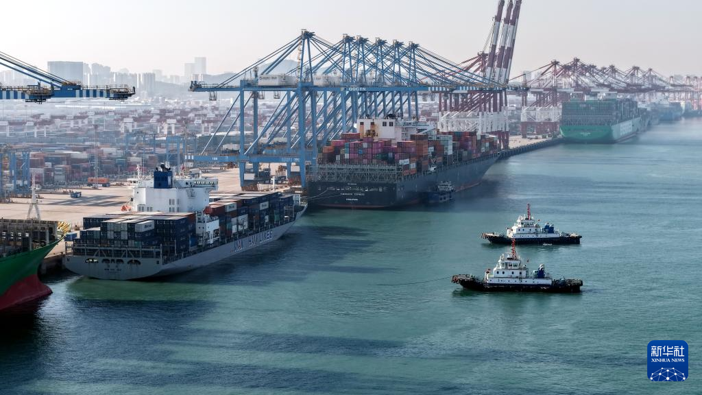 山东港口青岛港:巨轮频靠作业忙