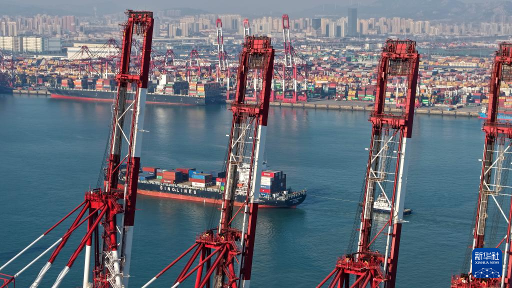 山东港口青岛港:巨轮频靠作业忙