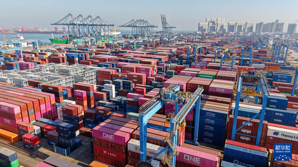 山东港口青岛港:巨轮频靠作业忙