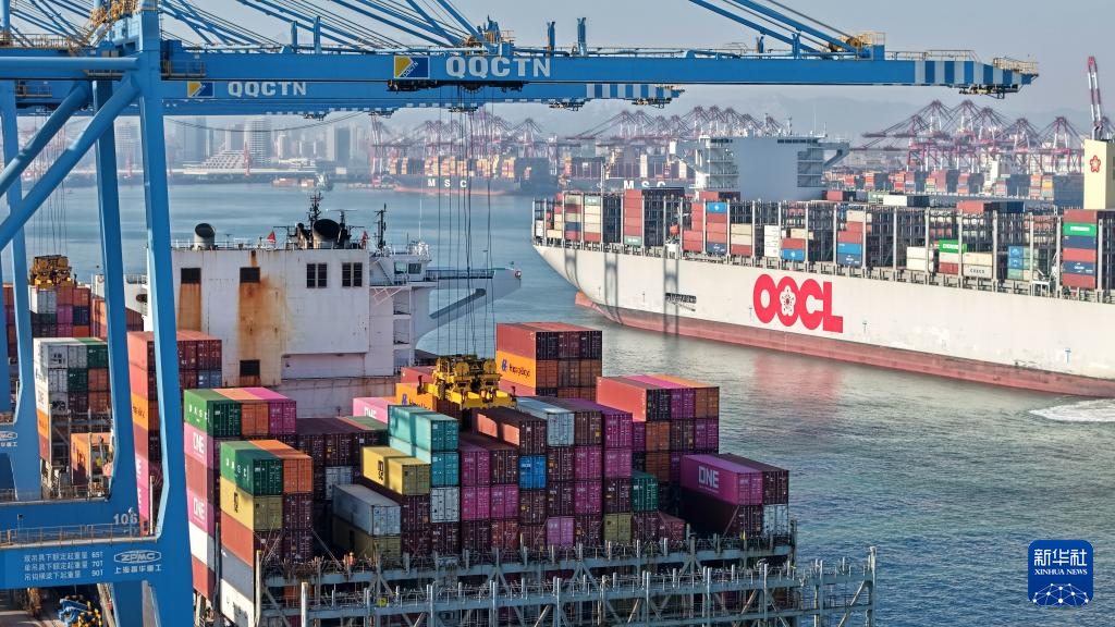 山东港口青岛港:巨轮频靠作业忙